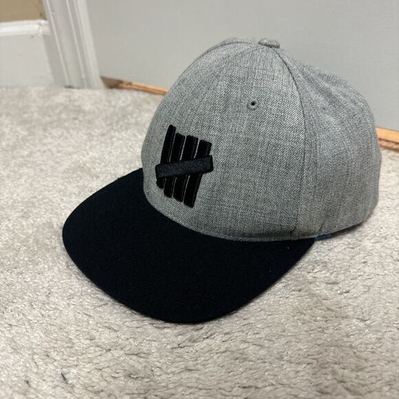 UNDEFEATED 5 STRIKE GRAY & BLACK ADJUSTABLE BACK HAT SNAPBACK - Picture 3 of 6